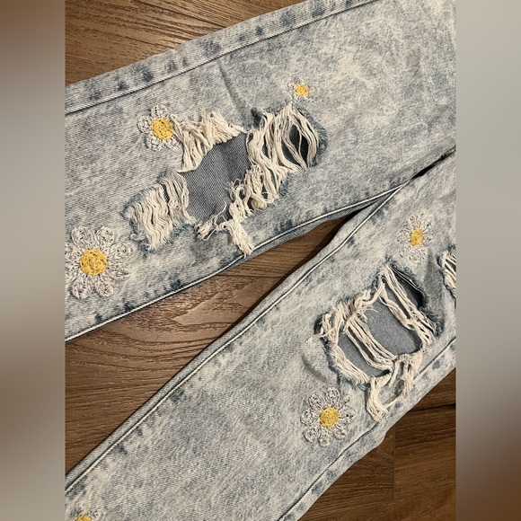 PacSun Light Blue Ripped Mom Jean w/ Daisies - Picture 2 of 3